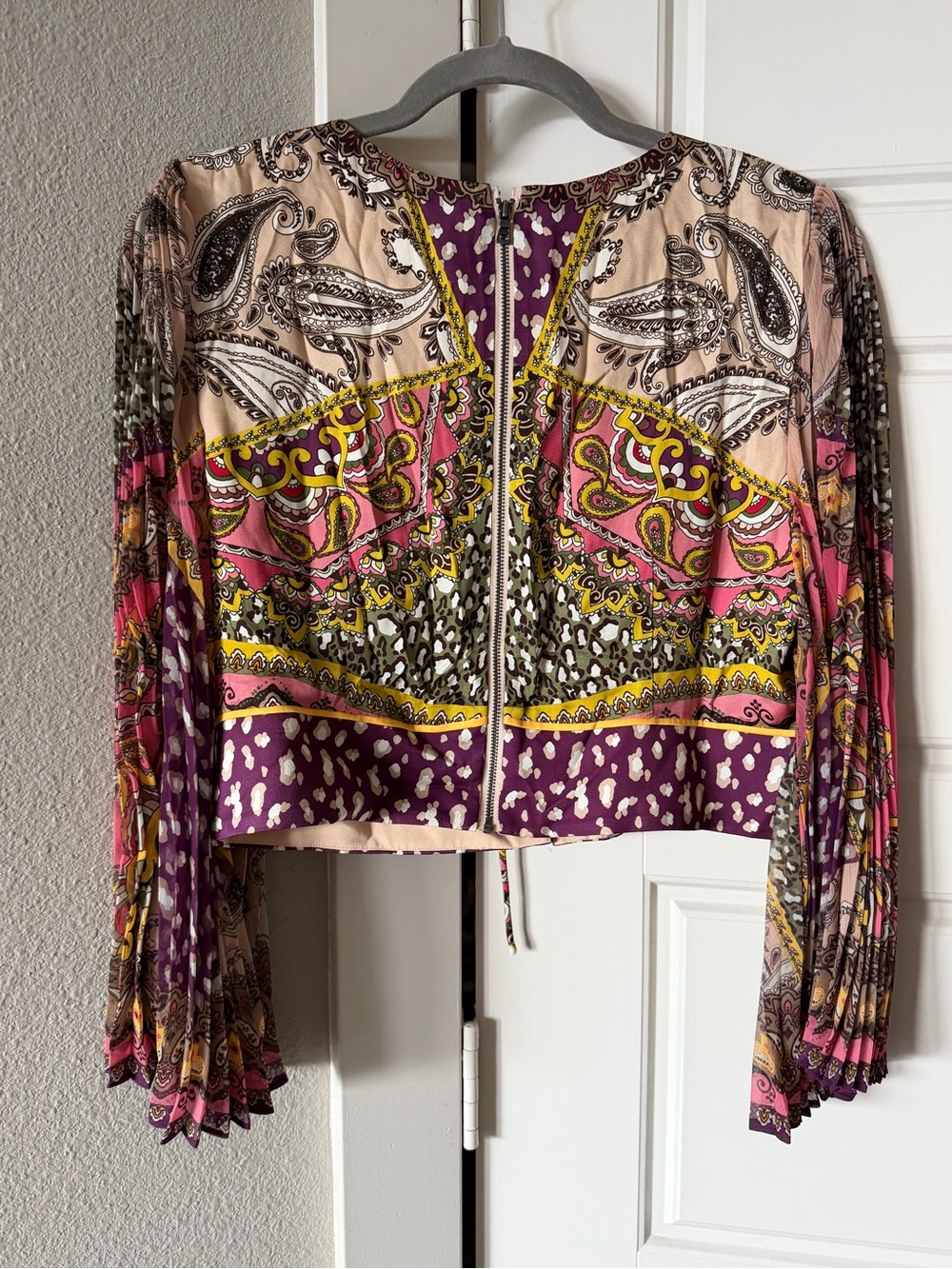 Alice + Olivia Chelsea Cropped Bell Sleeve Boho Paisley Top size 12 - Picture 12 of 12